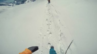 Actionsportlers snowboard freeride Avrupa Alpes uzak bölgede ise bakış açısı shot