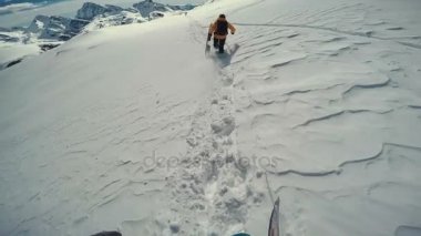 Actionsportlers snowboard freeride Avrupa Alpes uzak bölgede ise bakış açısı shot