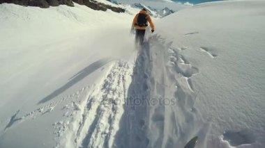 Actionsportlers snowboard freeride Avrupa Alpes uzak bölgede ise bakış açısı shot