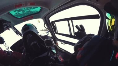 Alagna Valsesia'da, Piemont, İtalya - 28 Mart 2015: Snowboard actionsportlers Dağları nın üstündeki bir helikopterle düştü. Güneş mavi gökyüzünde parlıyor. Dağ silsilesi içinde geçmiş karla kaplı. Görüntüleri içeren markalar, logolar 