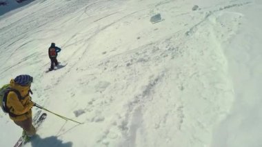 Alagna Valsesia, Piemont, İtalya - 28 Mart 2015: Actionsportlers snowboard freeride Avrupa Alpes uzak bölgede ise bakış açısı shot.