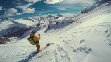 Alagna Valsesia, Piemont, İtalya - 28 Mart 2015: Actionsportlers snowboard freeride Avrupa Alpes uzak bölgede ise bakış açısı shot.