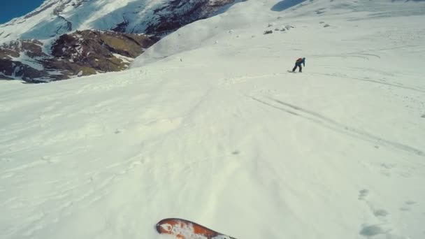 Punto Vista Plano Actionsportlers Snowboarder Mientras Freeride Zona Remota Europa — Vídeos de Stock