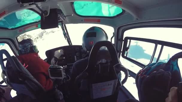 Alagna Piemont 意大利 2015年3月28日 滑雪板 Actionsportlers 被一架直升飞机空投到山顶 太阳在蓝天下闪闪发亮 在白雪覆盖的背景下的山脉 素材包含品牌 — 图库视频影像