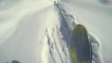 Alagna Valsesia, Piemont, İtalya - 28 Mart 2015: Actionsportlers snowboard freeride Avrupa Alpes uzak bölgede ise bakış açısı shot.