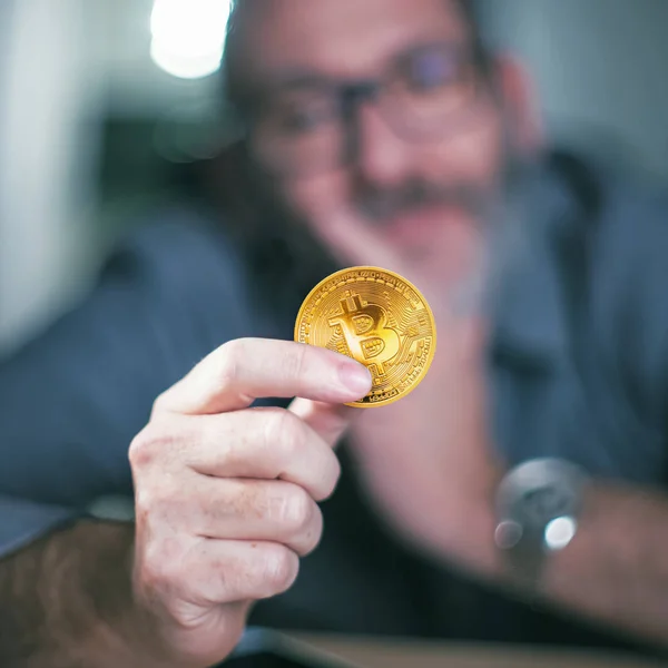 Bitcoin in handen van een zakenman — Stockfoto