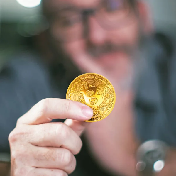 Bitcoin in handen van een zakenman — Stockfoto