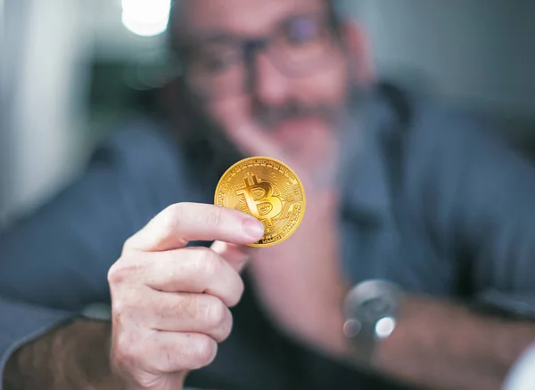 Bitcoin in handen van een zakenman — Stockfoto