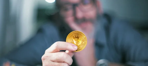 Bitcoin в руці бізнесмена — стокове фото