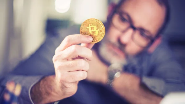 Bitcoin in der Hand eines Geschäftsmannes — Stockfoto