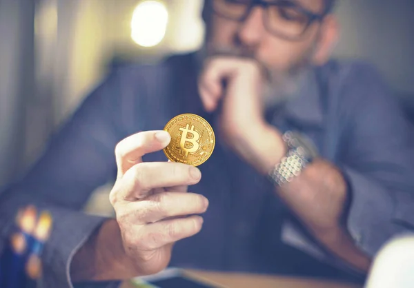 Bitcoin in der Hand eines Geschäftsmannes — Stockfoto