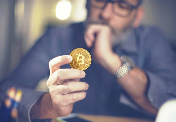 Bitcoin in mano a un uomo d'affari — Foto Stock