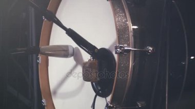 davulcu onun bateri çalıyor. analog filmde otantik atış