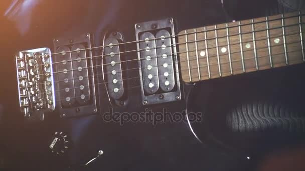 Foco Perto Mão Tocando Guitarra Tiro Autêntico Filme Analógico — Vídeo de Stock
