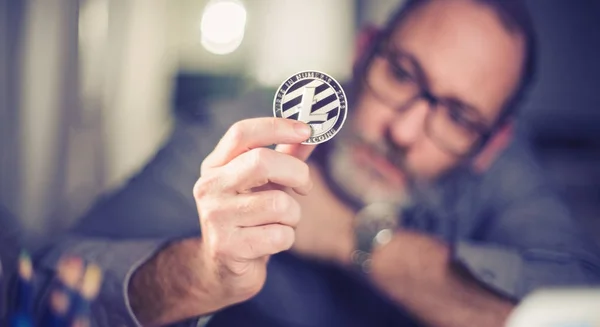 Litecoin kryptovaluta i handen av en casual affärsman — Stockfoto