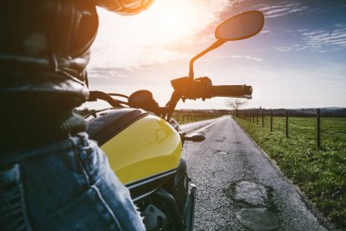 Motosiklet sürerken. Motosiklet turunda boş bir yolda araba sürerken eğleniyorum. bireysel metniniz için kopyalama alanı.
