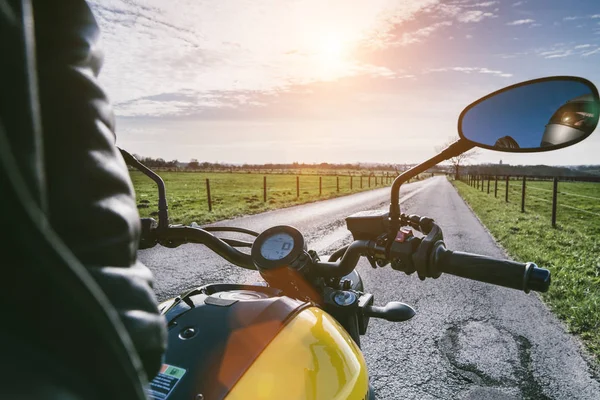 Motocykl Drodze Jazdy Zabawy Jazdy Pustą Drogą Wycieczkę Motocyklową Copyspace — Zdjęcie stockowe