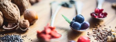 Superfood: Ahşap arka plan üzerinde çeşitli superfoods kaşığı