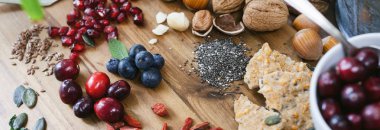 Superfood: Ahşap arka plan üzerinde çeşitli superfoods kaşığı