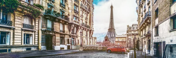 La torre Eifel en París desde una pequeña calle —  Fotos de Stock