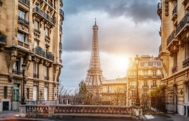Küçük bir Sokağı'ndan Eifel Kulesi Paris