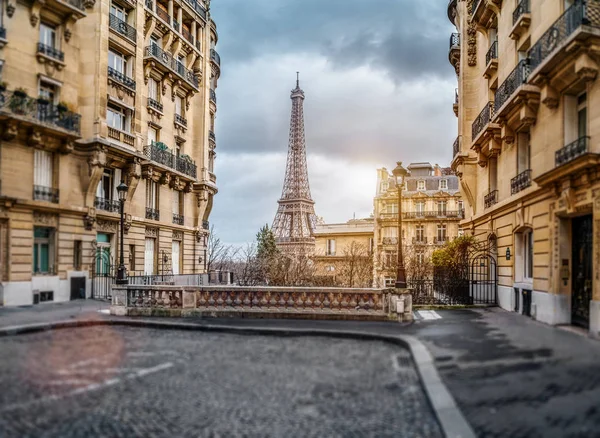 Der eifelturm in paris aus einer winzigen straße — Stockfoto