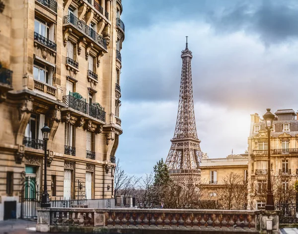 De Eiffeltoren in Parijs van een kleine straat — Stockfoto