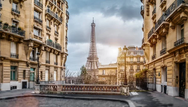 The eifel tower in Paris from a tiny street — Stock Photo, Image