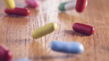 Renkli tatlılar dans ahşap masa otantik yavaş yakın çekim