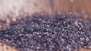 Chia tohum otantik-ahşap masanın üzerine düşen yavaş kapat