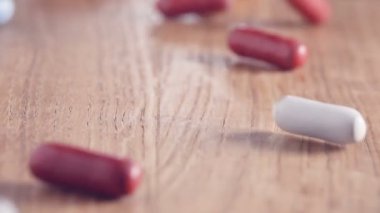 Renkli tatlılar dans ahşap masa otantik yavaş yakın çekim