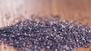 Chia tohum otantik-ahşap masanın üzerine düşen yavaş kapat