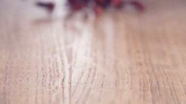 Goji meyveleri otantik Slow-Motion ahşap masanın üstüne düşen bir sürü, yakın çekim