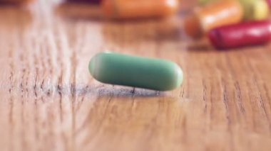 Renkli tatlılar dans ahşap masa otantik yavaş yakın çekim