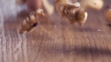 Ahşap, Kapanışta otantik düşen fındık, ceviz, badem fındık - karışık yukarıya ve yavaş hareket