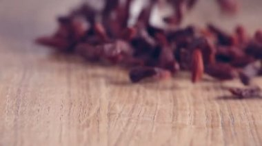 Goji meyveleri otantik Slow-Motion ahşap masanın üstüne düşen bir sürü, yakın çekim