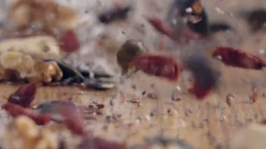 Süper gıdalar yavaş ahşap masanın üzerine düşen karışık, yakın çekim