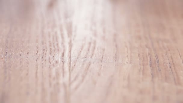 Ramo Bayas Goji Auténtico Slow Motion Cayendo Sobre Mesa Madera — Vídeo de stock