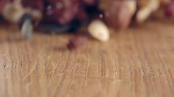スーパー食品スローモーション木製のテーブルの上に落ちを混合すると クローズ アップ — ストック動画