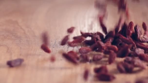 Bando Goji Berries Autêntico Slow Motion Caindo Sobre Mesa Madeira — Vídeo de Stock