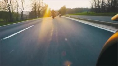 Yol sürme motosiklet arkadaşlar boş dağ manzara yolu bir motosiklet üzerinde binme eğleniyor tur / seyahat. Sabit kamera açısı, 16 mm vintage film moduyla Pov shot.