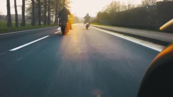 空山の風景道をバイクに乗って楽しい道乗馬のバイク友達ツアー 旅します ハメ撮り固定カメラ アングル ビンテージ フィルム モードで撮影します — ストック動画