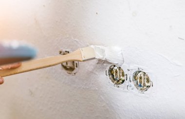 Oda beyaz renklerde boya için ressam rulo ve fırça ile çalışma kapatın. -Bunu kendinizi kazmak