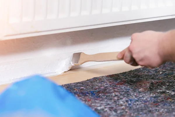 Närbild Målare Som Arbetar Med Paint Roller Och Penslar För — Stockfoto