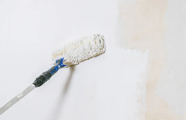 Close Van Schilder Werken Met Verfroller Penselen Schilderen Van Kamer — Stockfoto