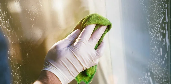 Junger Mann Benutzt Lappen Und Rakel Beim Fensterputzen Professioneller Fensterputzer — Stockfoto