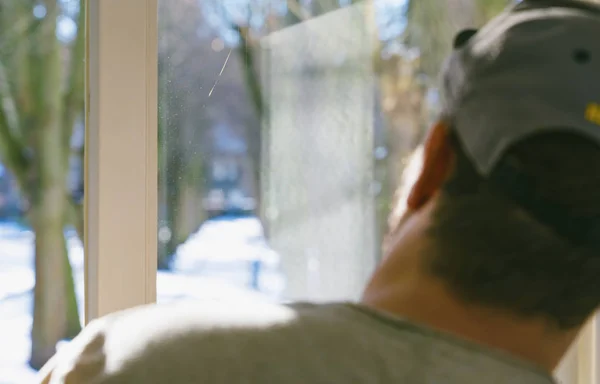 Junger Mann Benutzt Lappen Und Rakel Beim Fensterputzen Professioneller Fensterputzer — Stockfoto