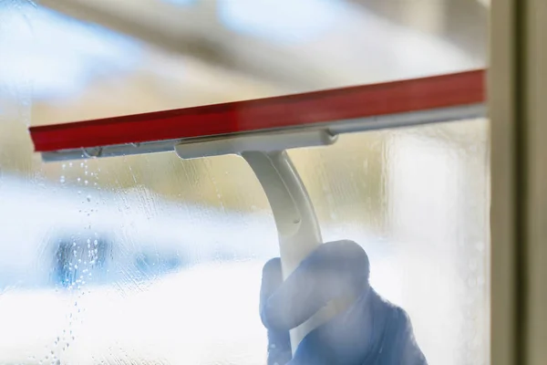 Genç Adam Bir Bez Çekçek Windows Temizlerken Kullanıyor Profesyonel Pencere — Stok fotoğraf