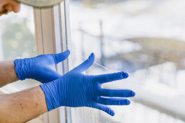 Jongeman Met Behulp Van Een Doek Zuigrubbers Schoon Tijdens Het — Stockfoto