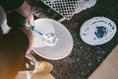 Oda beyaz renklerde boya için ressam rulo ve fırça ile çalışma kapatın. -Bunu kendinizi kazmak